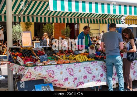 Obst- und Gemüsemarkt am Cours Saleya in der Altstadt von Nizza, der französischen Riviera, der Côte d'Azur, der Provence, Frankreich Stockfoto