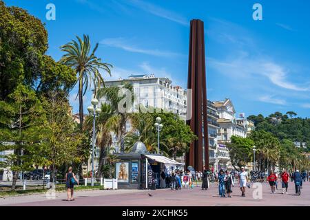 Stahldenkmal Neuf Lignes Obliques (neun schräge Linien) am Quai des états-Unis in der Altstadt von Nizza, französische Riviera, Côte d'Azur, Provence, Frankreich Stockfoto