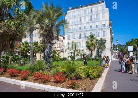 Grünflächen Esplanade Georges Pompidou vor dem Quai des Etats-Unis an der Küste von Nizza, französische Riviera, Côte d'Azur, Provence, Frankreich Stockfoto