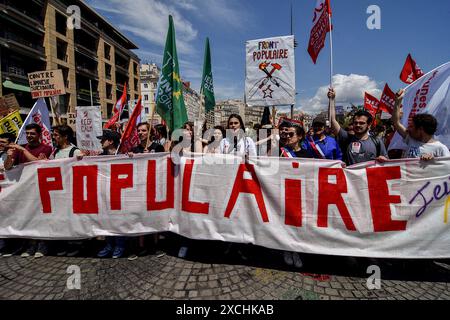 Die Demonstranten halten ein Banner mit der Aufschrift „Front Populaire“, Flaggen und Plakate, während sie während der Demonstration Slogans singen. Auf Aufruf linker Kräfte und zahlreicher Gewerkschaften demonstrieren Tausende von Menschen gegen die Rechtsextremen und die nationale Rallye von Marine Le Pen und Jordan Bardella. Stockfoto