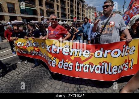 Die Demonstranten halten ein Banner, während sie während der Demonstration durch die Straßen marschieren. Auf Aufruf linker Kräfte und zahlreicher Gewerkschaften demonstrieren Tausende von Menschen gegen die Rechtsextremen und die nationale Rallye von Marine Le Pen und Jordan Bardella. Stockfoto