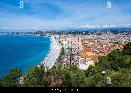 Schönes Stadtbild vom Aussichtspunkt auf Colline du Château (Park auf einem Hügel) in Nizza, französische Riviera, Côte d'Azur, Provence, Frankreich Stockfoto