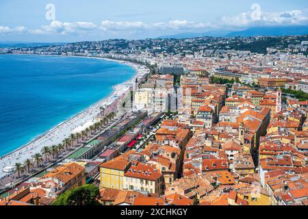Schönes Stadtbild vom Aussichtspunkt auf Colline du Château (Park auf einem Hügel) in Nizza, französische Riviera, Côte d'Azur, Provence, Frankreich Stockfoto