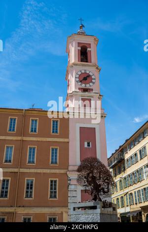 Tour de l'Horloge (Uhrenturm) und Olivenbaumskulptur am Place du Palais de Justice in der Altstadt von Nizza, der französischen Riviera, der Côte d'Azur, der Provence, Frankreich Stockfoto