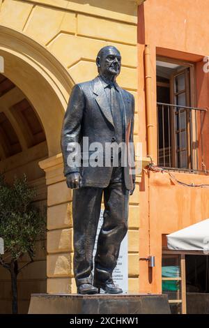 Statue von Jacques Chirac (französischer Präsident 1995 – 2007) auf dem Cours Jacques Chirac in der Altstadt von Nizza, der französischen Riviera, der Côte d'Azur, der Provence, Frankreich Stockfoto