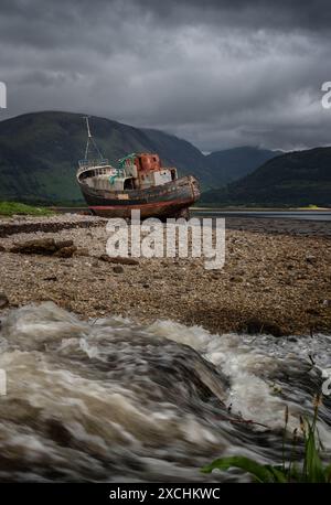 Das Schiffswrack von Corpach lag an der Küste nahe Fort William, zwischen Bergen, an der Westküste Schottlands. Vertikal Stockfoto