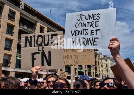 Marseille, Frankreich. Juni 2024. Die Demonstranten halten während der Demonstration Plakate. Auf Aufruf linker Kräfte und zahlreicher Gewerkschaften demonstrieren Tausende von Menschen gegen die Rechtsextremen und die nationale Rallye von Marine Le Pen und Jordan Bardella. (Foto: Gerard Bottino/SOPA Images/SIPA USA) Credit: SIPA USA/Alamy Live News Stockfoto