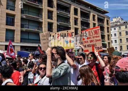 Marseille, Frankreich. Juni 2024. Die Demonstranten halten während der Demonstration Plakate. Auf Aufruf linker Kräfte und zahlreicher Gewerkschaften demonstrieren Tausende von Menschen gegen die Rechtsextremen und die nationale Rallye von Marine Le Pen und Jordan Bardella. (Foto: Gerard Bottino/SOPA Images/SIPA USA) Credit: SIPA USA/Alamy Live News Stockfoto