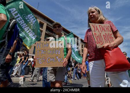 Marseille, Frankreich. Juni 2024. Die Demonstranten halten während der Demonstration Plakate. Auf Aufruf linker Kräfte und zahlreicher Gewerkschaften demonstrieren Tausende von Menschen gegen die Rechtsextremen und die nationale Rallye von Marine Le Pen und Jordan Bardella. (Foto: Gerard Bottino/SOPA Images/SIPA USA) Credit: SIPA USA/Alamy Live News Stockfoto