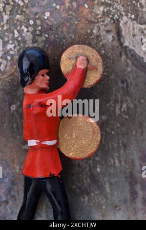 Vintage-Leadmodel eines britischen Wachsoldaten, der spaziert und mit Cymbals zusammenprallt Stockfoto