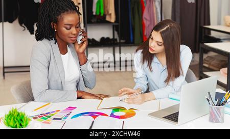 Zwei professionelle Designer arbeiten an einer Farbpalette zusammen Stockfoto