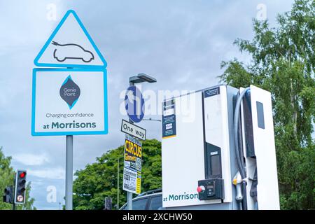 Genie-Ladestation im Freien auf einem Parkplatz in Morrison's Supermarkt, Großbritannien. Stockfoto