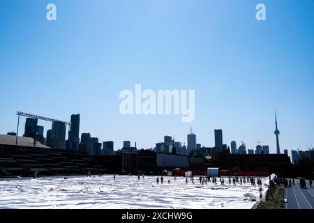 Das Varsity Stadium Eishockeystadion im Vordergrund einer städtischen Landschaft aus Wohn- und Bürotürmen mit dem CN Tower, dem architektonischen L Stockfoto