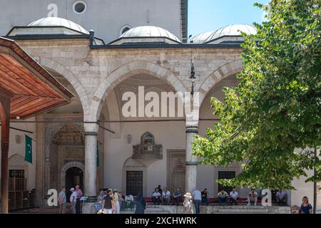 Leute vor der Gazi Husrev Bey Moschee Stockfoto