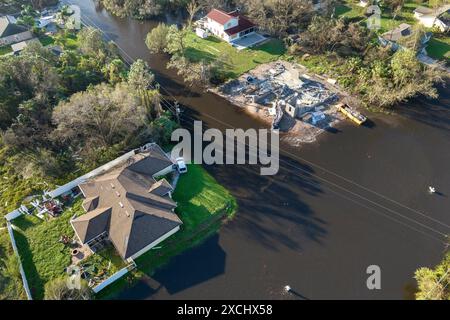 Überflutete Häuser durch Hurrikanregen in Florida Wohngebiet. Folgen von Naturkatastrophen Stockfoto