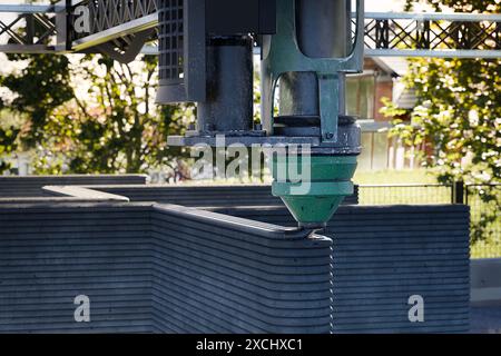 3D-Druck von Einfamilienhäusern mit Beton: Neue Technologie für den Hausbau mit einer modernen CNC-Maschine, 3D-Rendering Stockfoto