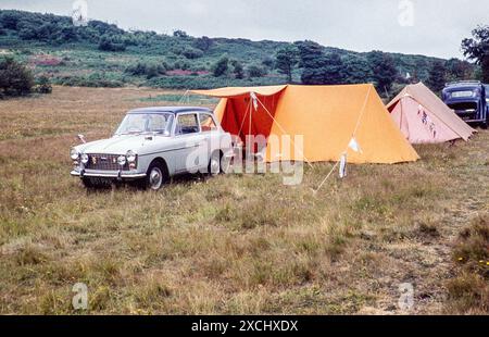 Austin A40 Farina Car Camp mit Zelten, Pembrokeshire, West Wales, Großbritannien um 1960 Stockfoto