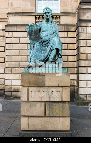 Edinburgh, Schottland. Statue von David Hume, einem schottischen Philosophen der Aufklärung, geschaffen von Alexander Stoddart, auf der Royal Mile Stockfoto