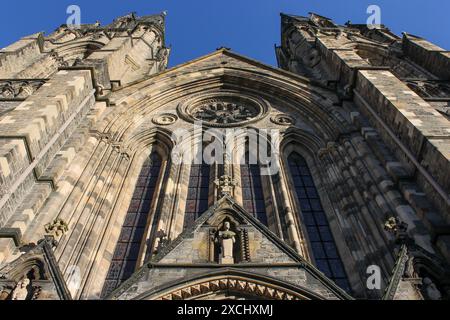 Edinburgh, Schottland. Hauptfassade der Kirche St. Maria der Jungfrau, Kathedrale der schottischen Episkopalkirche im viktorianischen gotischen Revival-Stil Stockfoto