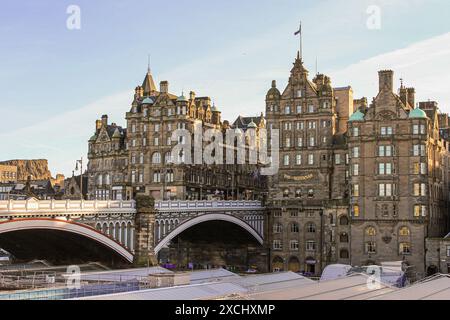 Edinburgh, Schottland. Blick auf die Nordbrücke und die Altstadt vom Bahnhof Waverley Stockfoto