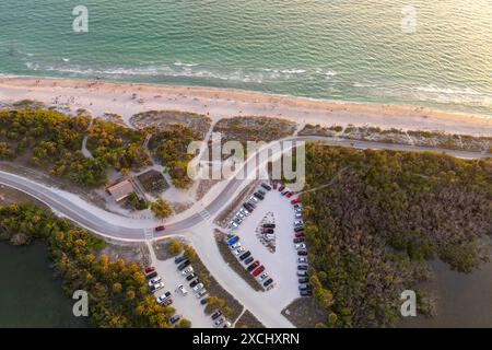 Parkplatz am Blind Pass Beach am Manasota Key in Englewood. Touristen Autos vor dem Ozean Strand mit weichem weißen Sand in Florida. Beliebter Urlaub Stockfoto