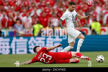 Fußball, Stuttgart, UEFA - EM24, Slowenien. Juni 2024. Dänemark, Deutschland, Stuttgart, Football Arena, f.l. Pierre-Emile Hojbjerg (Dänemark, 23) vs Petar Stojanovic (Slowenien, 20), Action, Duels, Fighting for the Ball, Credit: HMB Media/Alamy Live News Stockfoto