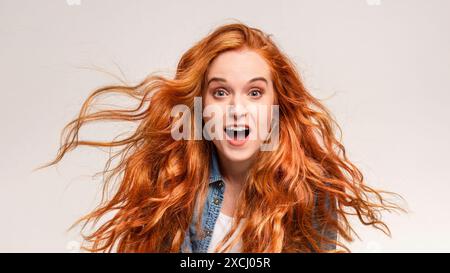 Frau mit rotem Haar macht ein komisches Gesicht Stockfoto