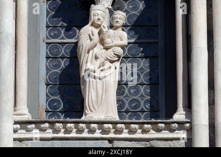 Madonna mit Kind - Sankt Lorenz - Kathedrale von Genua (1118) - gotischer Stil - Genua, Italien Stockfoto