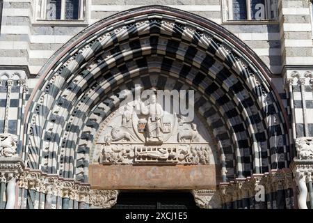 Christus, Apostel und das Martyrium des Heiligen Lorenz - Portal - Saint Lorenz - Kathedrale von Genua (1118) - gotischer Stil - Genua, Italien Stockfoto