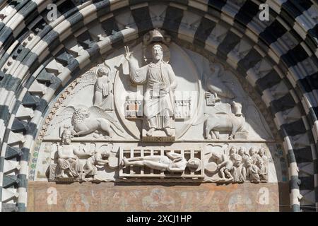 Christus, Apostel und das Martyrium des Heiligen Lorenz - Portal - Saint Lorenz - Kathedrale von Genua (1118) - gotischer Stil - Genua, Italien Stockfoto