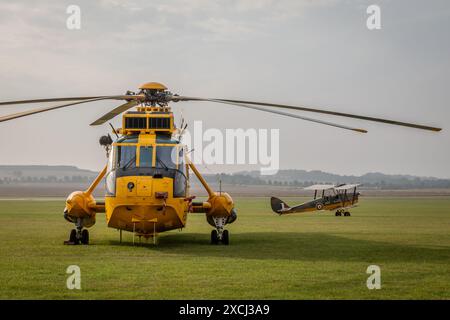 Westland Sea King „XZ597“ und DH82A Tiger Moth II „PG657“, Duxford Airfield, Cambridgeshire, Großbritannien Stockfoto