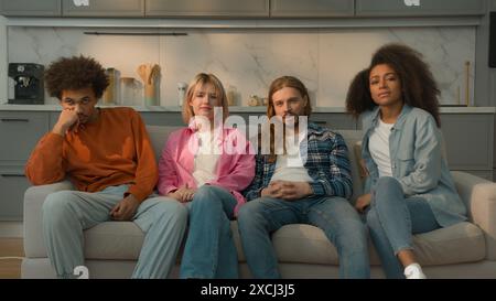 Multirassische Menschen multiethnische Freunde Diversität Studenten Kaukasische Frauen weibliche Mädchen Afroamerikaner Männer Männer zusammen Heimcouch Sofa Stockfoto