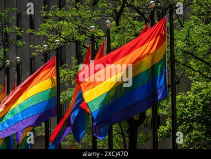 Im Rockefeller Center, New York City, USA, gibt es Flaggen des „Pride Month“. Juni 2024 Stockfoto