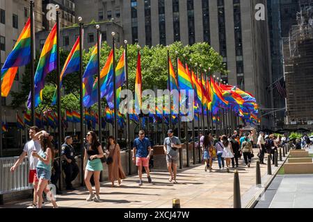 Im Rockefeller Center, New York City, USA, gibt es Flaggen des „Pride Month“. Juni 2024 Stockfoto