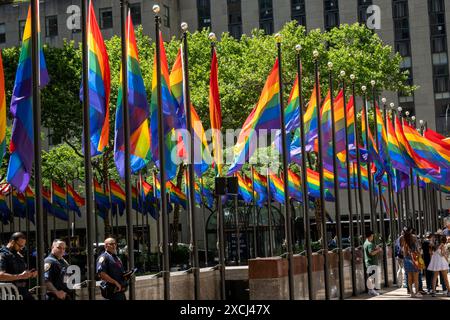 Im Rockefeller Center, New York City, USA, gibt es Flaggen des „Pride Month“. Juni 2024 Stockfoto