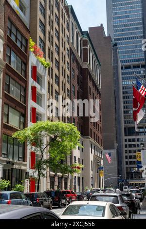 Auf der Nordseite der E. 44th Street befindet sich die Nummer 5, eine Wohnanlage mit farbenfrohen Streifen in New York City, USA 2024 Stockfoto