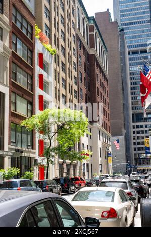 Auf der Nordseite der E. 44th Street befindet sich die Nummer 5, eine Wohnanlage mit farbenfrohen Streifen in New York City, USA 2024 Stockfoto