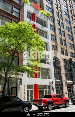 Auf der Nordseite der E. 44th Street befindet sich die Nummer 5, eine Wohnanlage mit farbenfrohen Streifen in New York City, USA 2024 Stockfoto