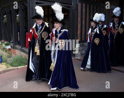 Der Duke of Gloucester (links) und die Duchess of Gloucester treffen ein, um am jährlichen Orden des Garter Service in der St George's Chapel, Windsor Castle, Berkshire, teilzunehmen. Bilddatum: Montag, 17. Juni 2024. Stockfoto