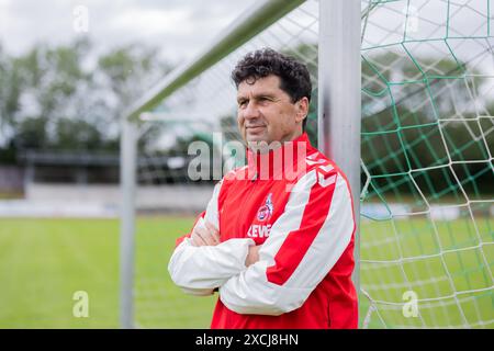 Pulheim, Deutschland. Juni 2024. Fußball: Europameisterschaft: Viktor Pasulko, ehemaliger Fußballnationalspieler der UdSSR, steht auf einem Fußballfeld vor einem Tor. Pasulko (63) ist der einzige Spieler, der in Deutschland lebt, der aus der Sowjetunion (UdSSR) das Europameisterfinale 1988 in München erreichte. Quelle: Rolf Vennenbernd/dpa/Alamy Live News Stockfoto