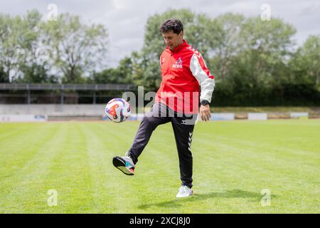 Pulheim, Deutschland. Juni 2024. Fußball: Europameisterschaft: Viktor Pasulko, ehemaliger Fußballnationalspieler der UdSSR, spielt mit einem Fußball auf einem Fußballfeld. Pasulko (63) ist der einzige Spieler, der in Deutschland lebt, der aus der Sowjetunion (UdSSR) das Europameisterfinale 1988 in München erreichte. Quelle: Rolf Vennenbernd/dpa/Alamy Live News Stockfoto