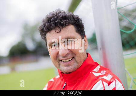 Pulheim, Deutschland. Juni 2024. Fußball: Europameisterschaft: Viktor Pasulko, ehemaliger Fußballnationalspieler der UdSSR, steht auf einem Fußballfeld vor einem Tor. Pasulko (63) ist der einzige Spieler, der in Deutschland lebt, der aus der Sowjetunion (UdSSR) das Europameisterfinale 1988 in München erreichte. Quelle: Rolf Vennenbernd/dpa/Alamy Live News Stockfoto