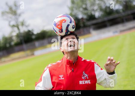 Pulheim, Deutschland. Juni 2024. Fußball: Europameisterschaft: Viktor Pasulko, ehemaliger Fußballnationalspieler der UdSSR, spielt mit einem Fußball auf einem Fußballfeld. Pasulko (63) ist der einzige Spieler, der in Deutschland lebt, der aus der Sowjetunion (UdSSR) das Europameisterfinale 1988 in München erreichte. Quelle: Rolf Vennenbernd/dpa/Alamy Live News Stockfoto