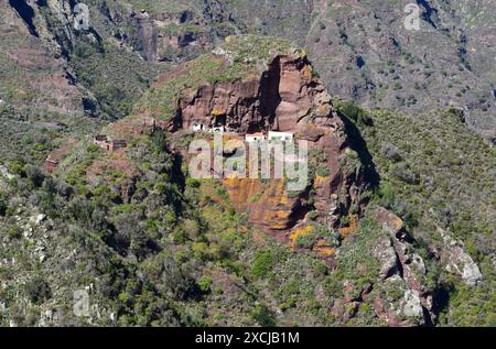 Roque Alonso mit Häusern in einer vulkanischen Kuppel. Afur-Tal, Anaga-Halbinsel, Teneriffa, Kanarische Inseln, Spanien. Stockfoto