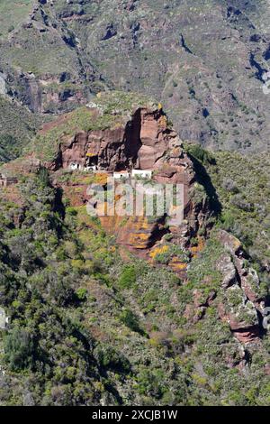 Roque Alonso mit Häusern in einer vulkanischen Kuppel. Afur-Tal, Anaga-Halbinsel, Teneriffa, Kanarische Inseln, Spanien. Stockfoto