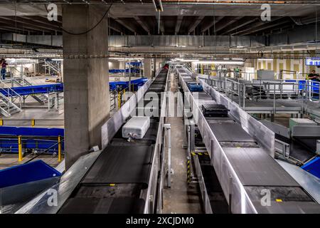 Blick auf den neuen unterirdischen Bereich zur Gepäcksortierung und Sicherheitskontrolle. Das neue Terminal 1 am Flughafen Marseille-Provence, das von den Architekten Foster+Partners im Rahmen der Olympischen Spiele 2024 in Paris neu gestaltet wurde, ist am 17. Juni 2024 für die Öffentlichkeit zugänglich. (Foto: Laurent Coust / SOPA Images/SIPA USA) Stockfoto