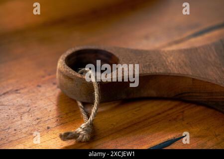 Makrofoto eines Garnknotens, das die komplizierten Details und strukturierten Fasern in atemberaubender Nahaufnahme einfängt. Stockfoto