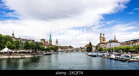 14.06.2024 - Panorama: Blick auf Limmat, Münsterbrücke, die Kirche St. Peter und das Grossmünster in Zürich Schweiz an einem herrlichen Sommertag. Aufgenommen ist das Bild von der Quaibrücke, an welcher der Limmat direkt in den Zürichsee mündet. Zürich City Zürich Schweiz *** 14 06 2024 Panoramablick auf die Limmat, Münsterbrücke, St. Peters Kirche und das Grossmünster in Zürich Schweiz an einem schönen Sommertag wurde das Bild von der Quaibrücke aufgenommen, wo die Limmat direkt in den Zürichsee mündet Stadt Zürich Schweiz Copyright: XBEAUTIFULxSPORTS/RaphaelxSchmittx Stockfoto