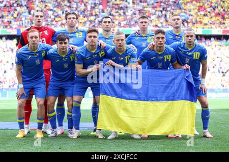 Fußball UEFA EURO 2024 Gruppenphase 1. Spieltag Rumänien - Ukraine am 17.06.2024 in der München Fußball Arena in München Mannschaftsfoto/Teamfoto Ukraine hintere Reihe v.l.n.r.: Andriy Lunin ( Ukraine ) - Illia Zabarnyi ( Ukraine ) - Taras Stepanenko ( Ukraine ) - Mykola Matviyenko ( Ukraine ) - Volodymyr Brazhko ( Ukraine ) vordere Reihe v.l.n.r.: Yukhym Konoplia ( Ukraine ) - Mykola Shaparenko ( Ukraine ) - Viktor Tsygankov ( Ukraine ) - Oleksandr Zinchenko ( Ukraine ) - Georgiy Sudakov ( Ukraine ) - Mykhailo Mudryk ( Ukraine ) Foto: Revierfoto Credit: ddp Media GmbH/Alamy Live News Stockfoto