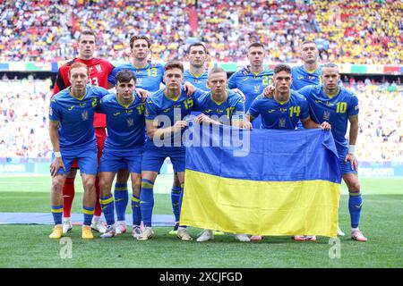 Fußball UEFA EURO 2024 Gruppenphase 1. Spieltag Rumänien - Ukraine am 17.06.2024 in der München Fußball Arena in München Mannschaftsfoto/Teamfoto Ukraine hintere Reihe v.l.n.r.: Andriy Lunin ( Ukraine ) - Illia Zabarnyi ( Ukraine ) - Taras Stepanenko ( Ukraine ) - Mykola Matviyenko ( Ukraine ) - Volodymyr Brazhko ( Ukraine ) vordere Reihe v.l.n.r.: Yukhym Konoplia ( Ukraine ) - Mykola Shaparenko ( Ukraine ) - Viktor Tsygankov ( Ukraine ) - Oleksandr Zinchenko ( Ukraine ) - Georgiy Sudakov ( Ukraine ) - Mykhailo Mudryk ( Ukraine ) Foto: Revierfoto Credit: ddp Media GmbH/Alamy Live News Stockfoto